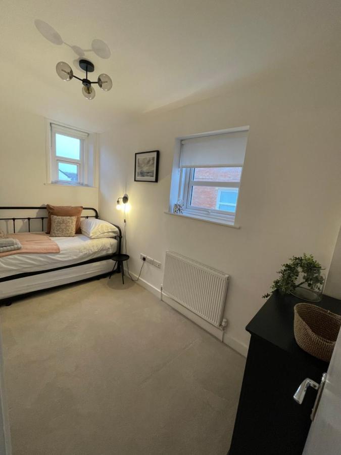 וורטינג Seaview Flat With Balcony, Spacious 2 Bedroom מראה חיצוני תמונה