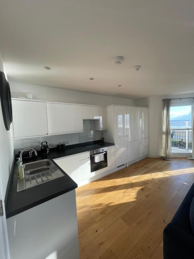 וורטינג Seaview Flat With Balcony, Spacious 2 Bedroom מראה חיצוני תמונה