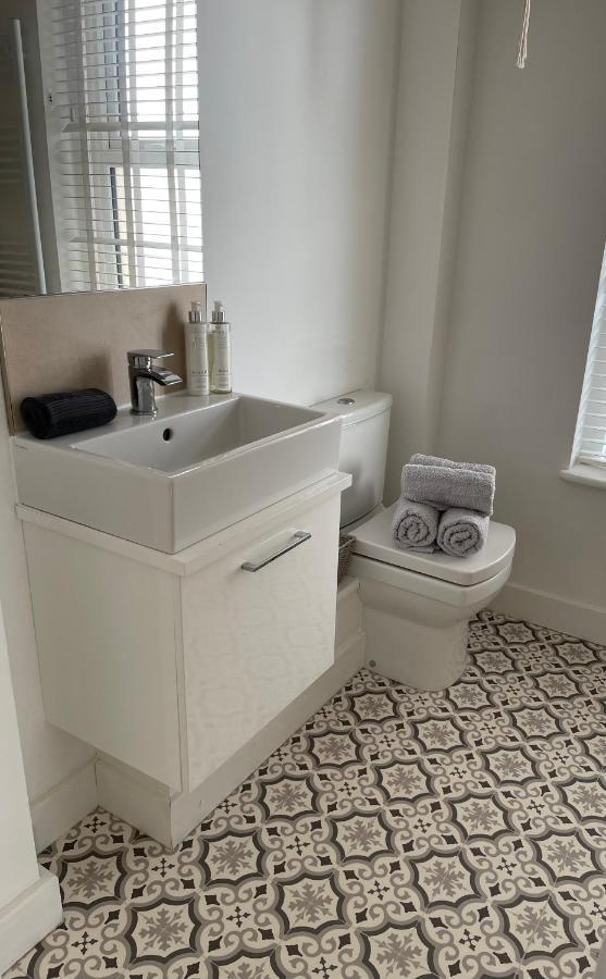 וורטינג Seaview Flat With Balcony, Spacious 2 Bedroom מראה חיצוני תמונה